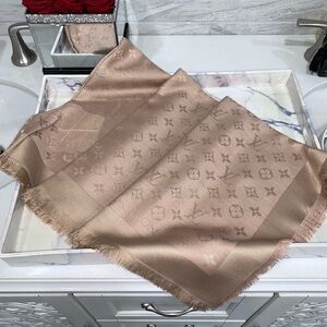 Authentic LOUIS VUITTON $710 NWOT Beige Rose Monogram Denim Shawl M76068